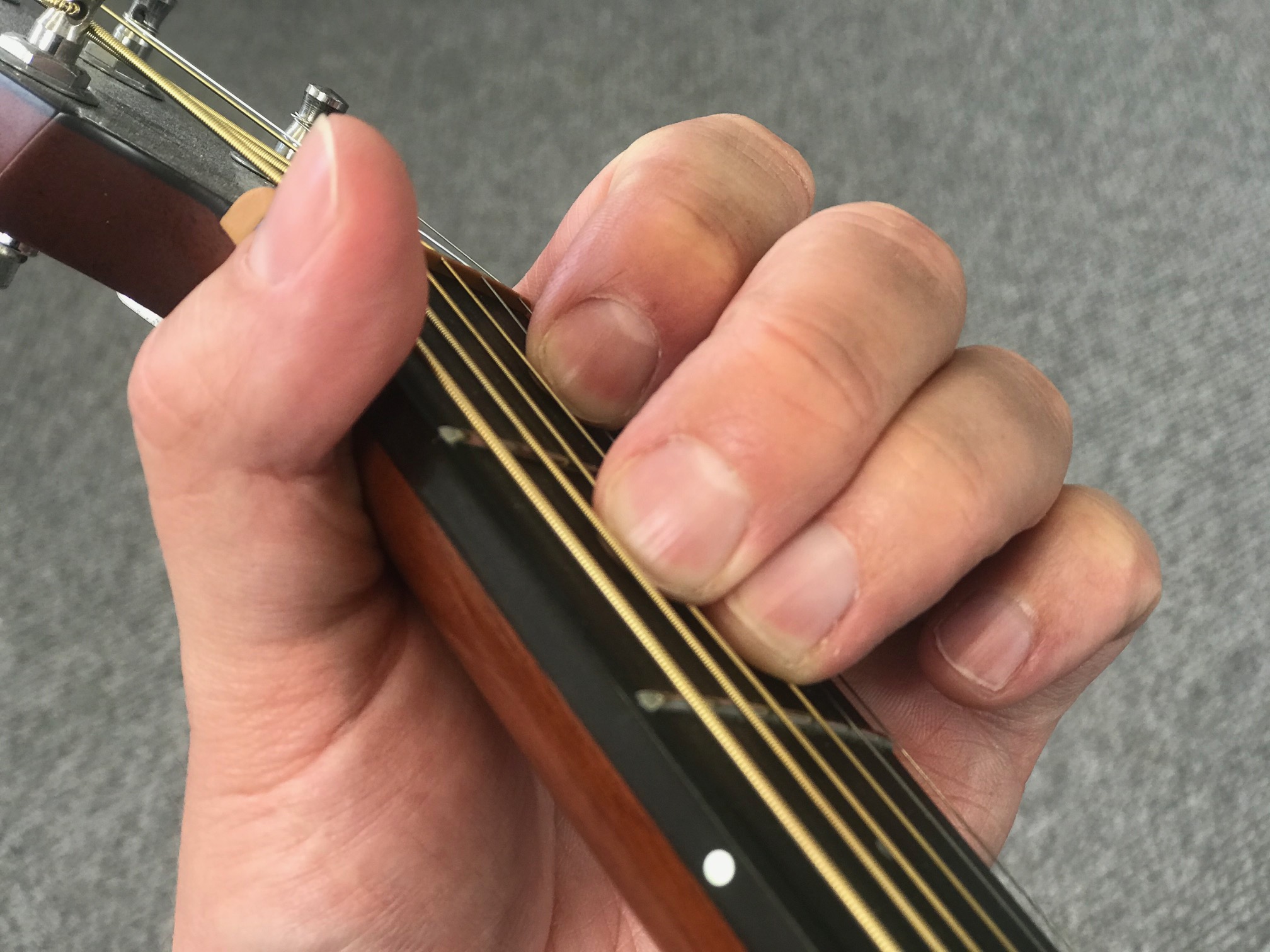 how-to-play-the-am-minor-chord-on-guitar-a-minor-with-pictures